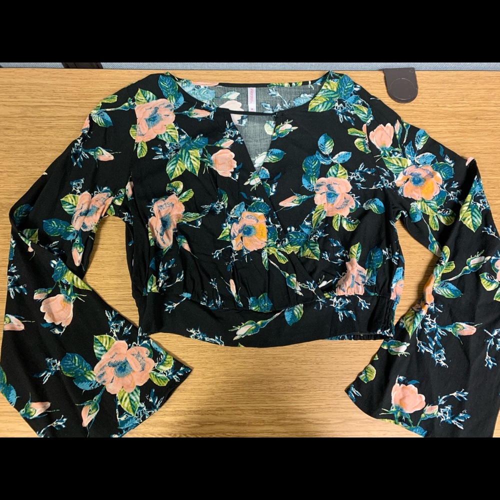 NEW Xhilaration Boho Bell Sleeve Top Floral Medium
